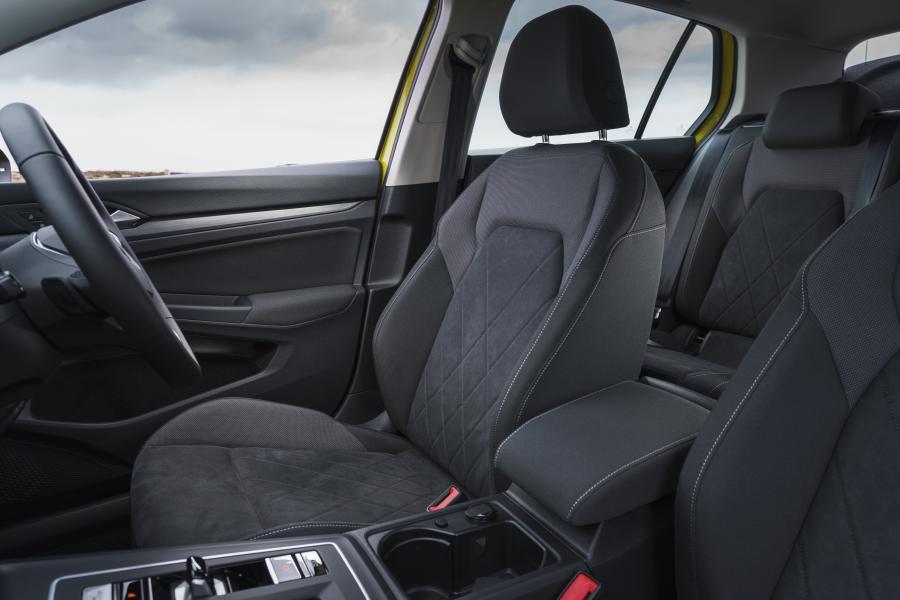 Интерьер Volkswagen Golf Style 2020 года  (UK) (фото 28 из 40)